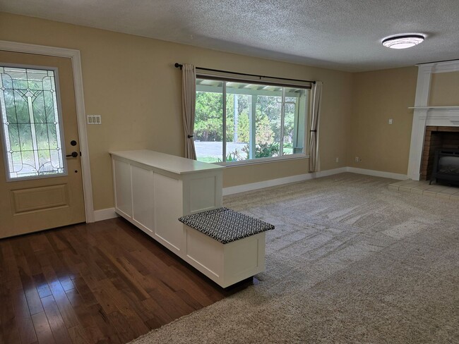 Building Photo - Beautiful Single Story Home