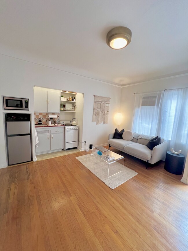 Building Photo - Curson Ave Apartments By The Grove