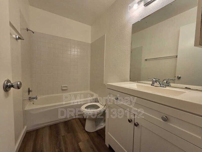 Building Photo - 1152 Hartford Pl