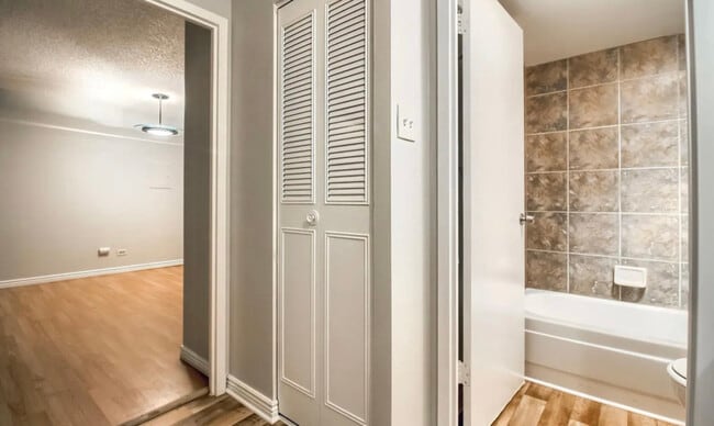 Building Photo - 550 E 12th Ave