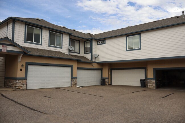 Building Photo - Beautiful Fort Collins 3 Bed, 2.5 Bath Tow...