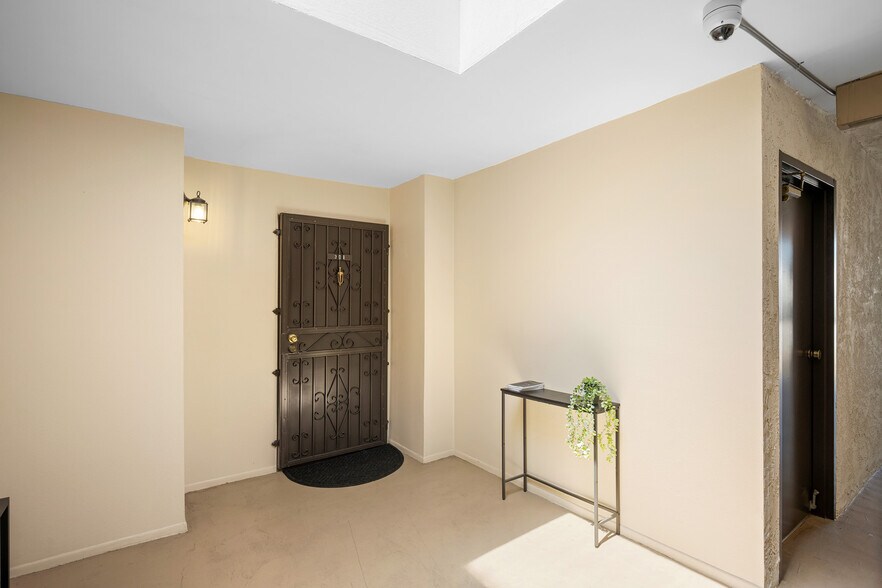Building Photo - 635 E Elmwood Ave