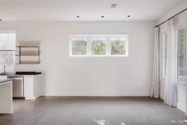 Building Photo - 708 Cardinal Ln