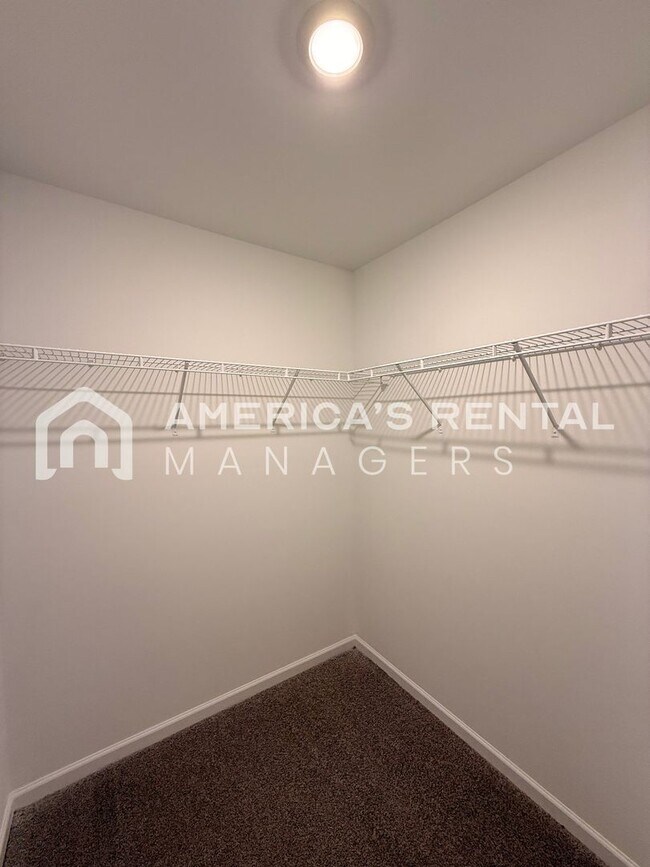 Building Photo - 105 River Grass Dr