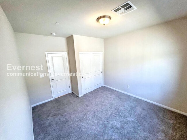 Building Photo - 3 Bed, 2 Bath Home with Fenced Yard & Garage / Available Now!