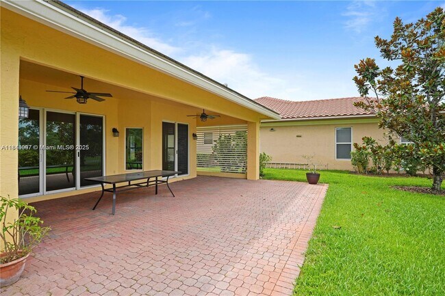 Building Photo - 720 Cypress Pointe Dr W
