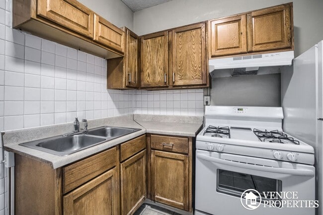 Building Photo - Charming 2BR on Lane and Indiana