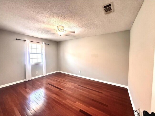 Building Photo - 4800 Pontchartrain Dr