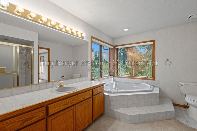 Building Photo - 9811 N Comanche Dr