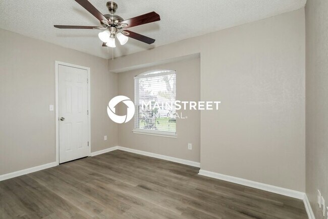 Building Photo - 3 Bedroom Pet-Friendly Home in Jacksonville, FL with Main Street Renewal
