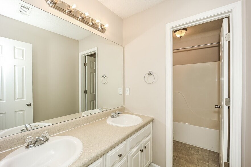 Building Photo - 10900 Hondal Ct