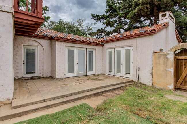 Building Photo - Charming Tuscany Villa block away from TTU