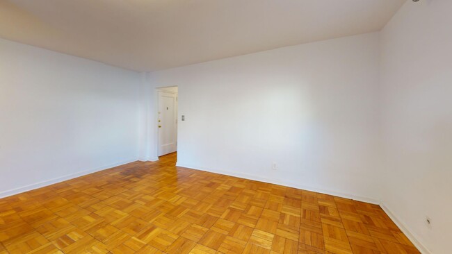 Building Photo - Quiet Glover Park One Bedroom W/Plenty of ...