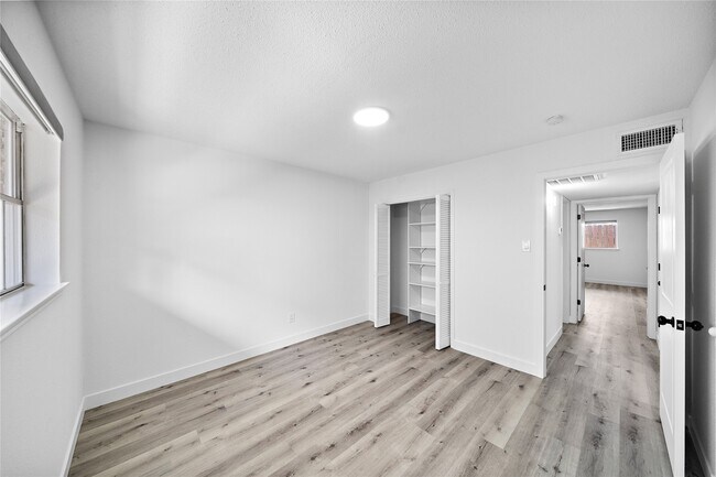 Building Photo - 1106 W Tri Oaks Ln