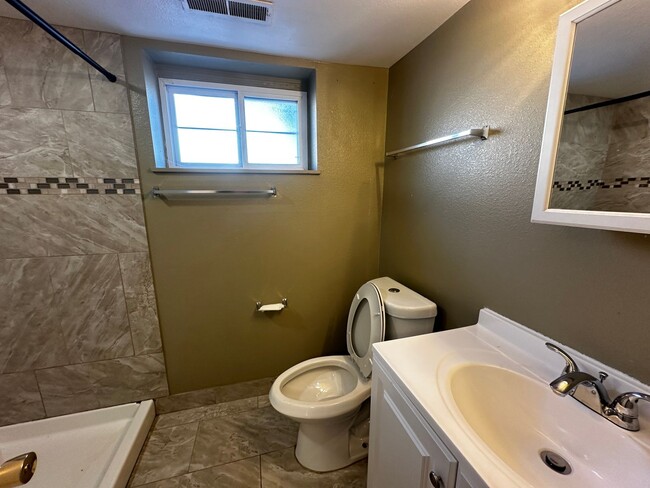 Building Photo - 5 Bed Newly Remodeled Home - PRE-LEASING F...