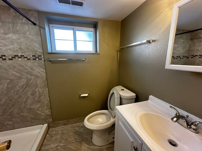 Building Photo - Beautiful 5 Bedroom, 2 Bath in Prime Location Near Campus