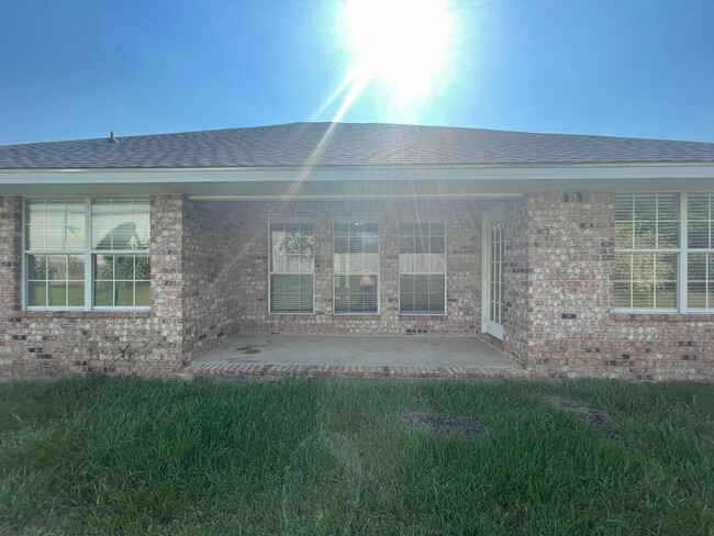 Building Photo - 4 BD/2 BTH   Located directly across from ...