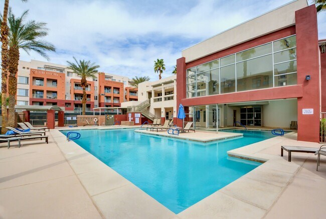 Building Photo - Park Avenue Mid Rise Condo. All HOA Amenities