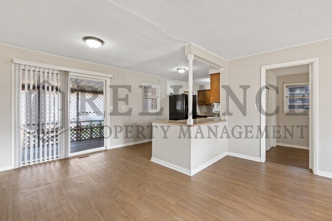 Building Photo - 220 E 44th St S