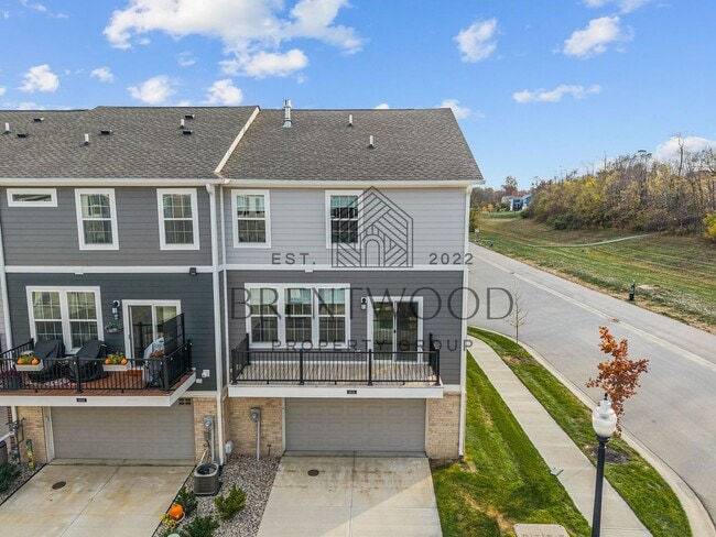 Building Photo - Move-In Ready Modern Townhome in Sought-Af...