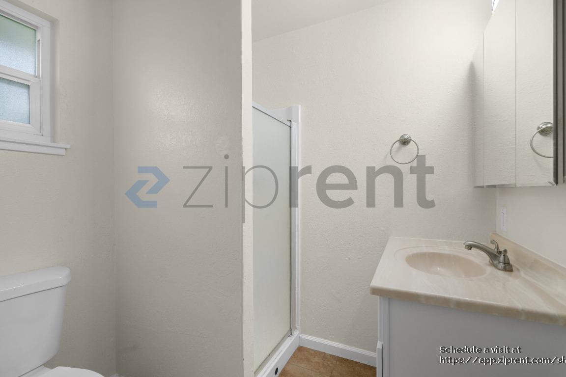 Building Photo - 9033 Fashion Dr