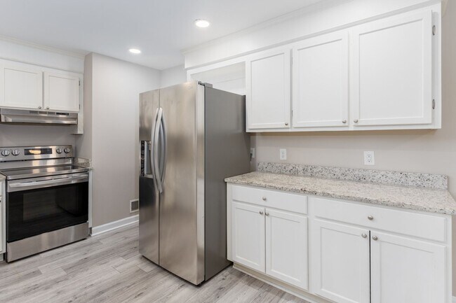 Building Photo - Renovated 3-Bed, 2-Bath Brick Home – Spaci...
