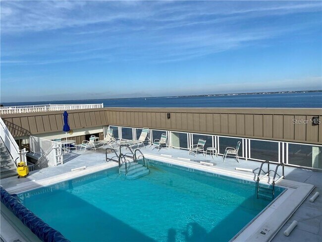 Building Photo - 1500 Park Beach Cir