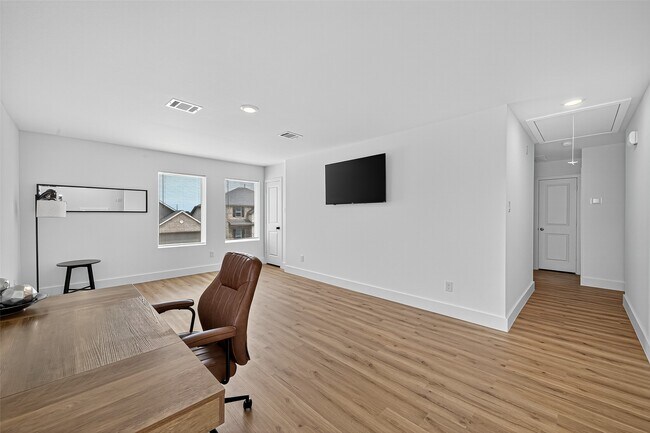 Building Photo - 27615 Village Cir Dr