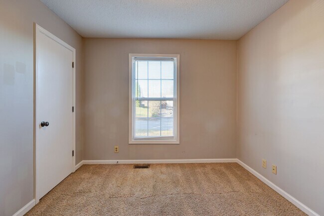 Building Photo - Sweet 3 br 2 ba. in the Heart of St. B.