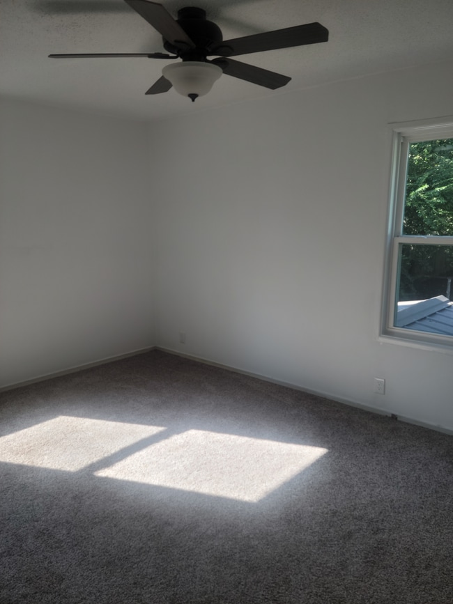 Building Photo - "Charming 3-Bed Home with Granite Elegance...