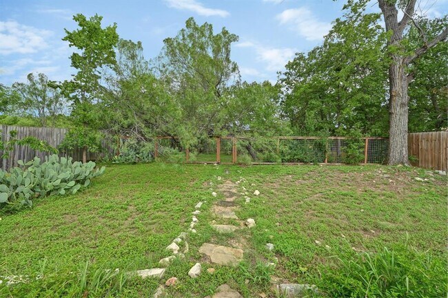 Building Photo - 6511 Lancret Hill Dr