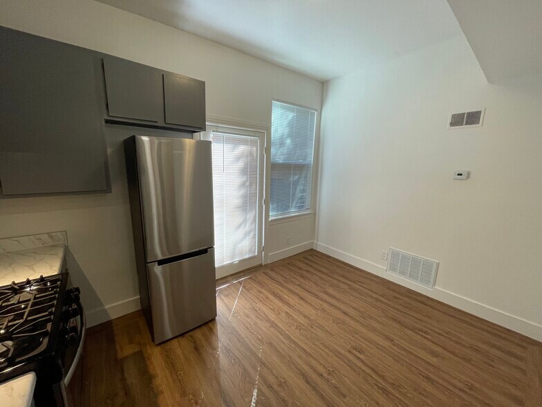Building Photo - 637 Linden St