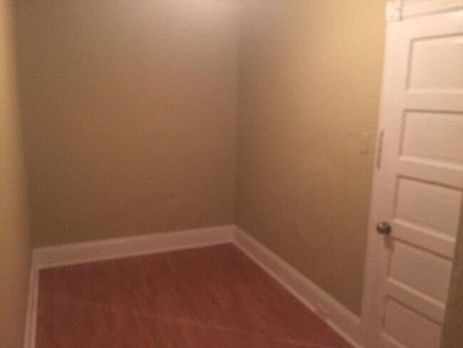 Building Photo - Great starter home for family!