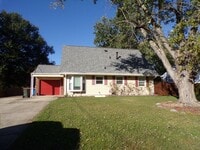 Building Photo - Well maintained cute house with huge fence...