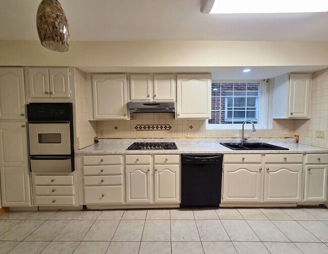 Building Photo - 911 80th St