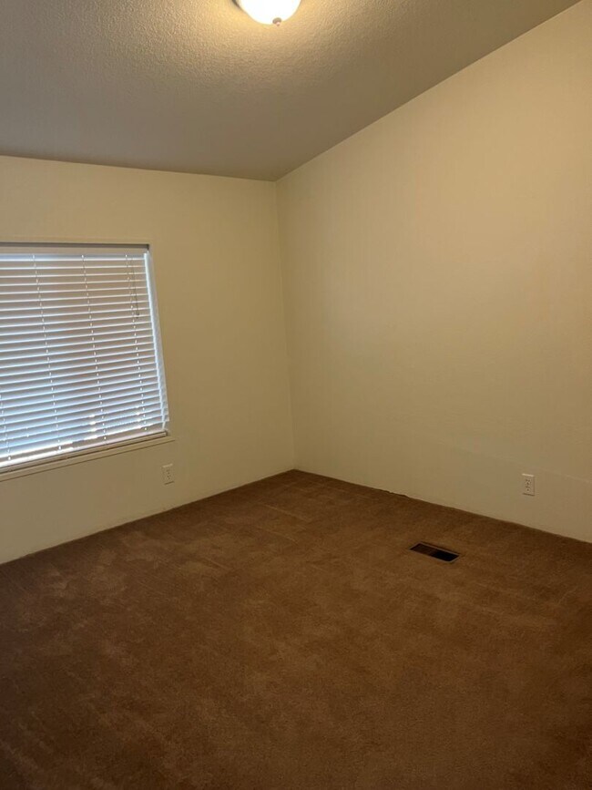 Building Photo - Round Lake Estates