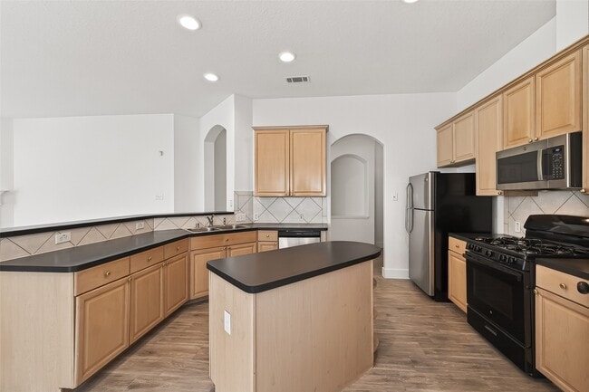 Building Photo - 3143 Oakwood Run Dr