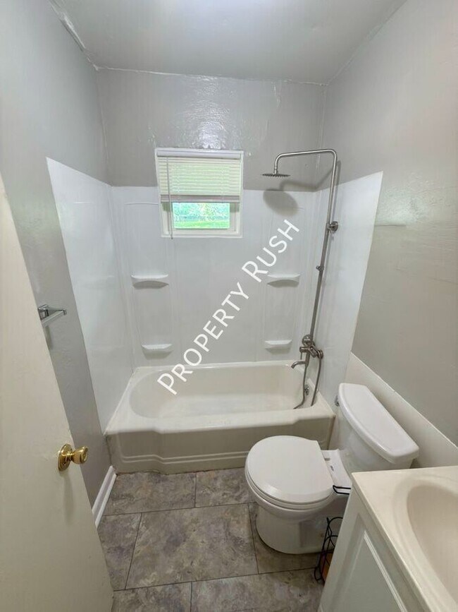 Building Photo - 708 W 47th St