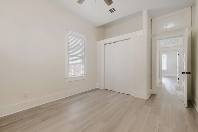 Building Photo - Beautifully Remodeled Dignowity Hills Home | Minutes to The Pearl, Downtown & Parks!