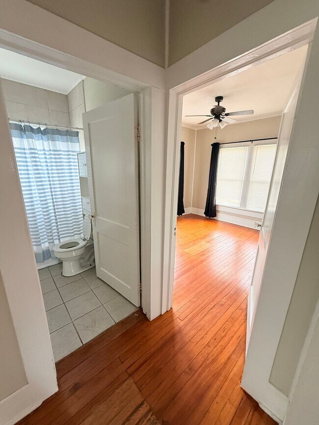 Building Photo - 323 W 6th Ave