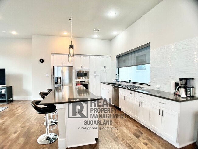 Building Photo - Luxurious Three Story Townhome!