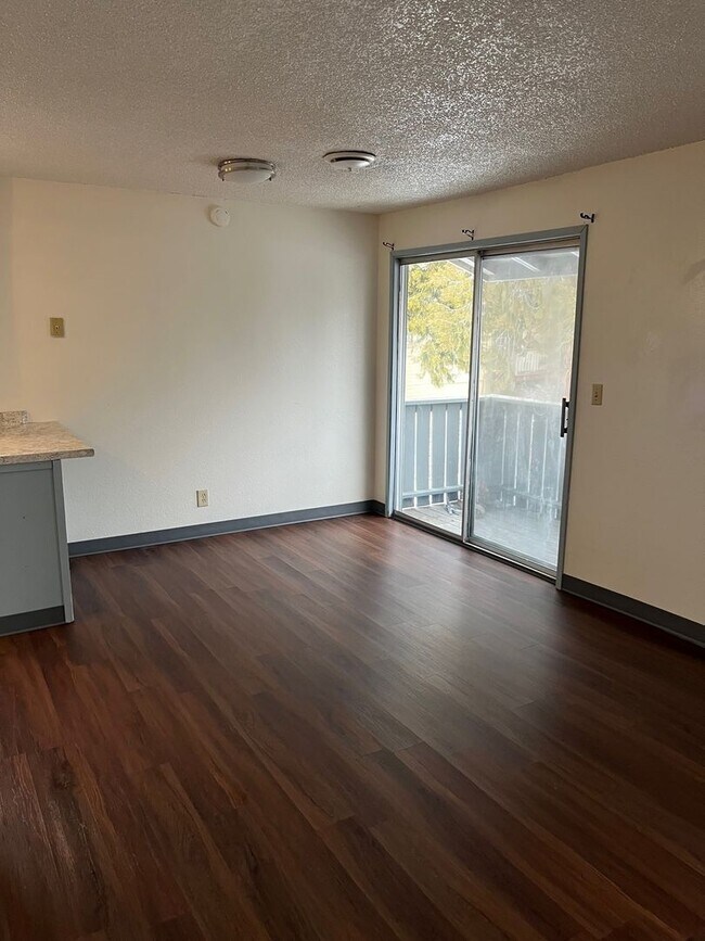 Building Photo - 2 Bedroom, 1 Bathroom Upstairs Apartment -...