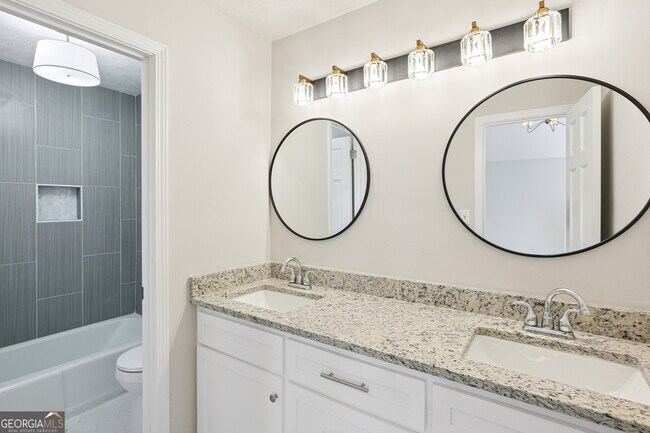 Building Photo - 5206 Clearwater Dr SW