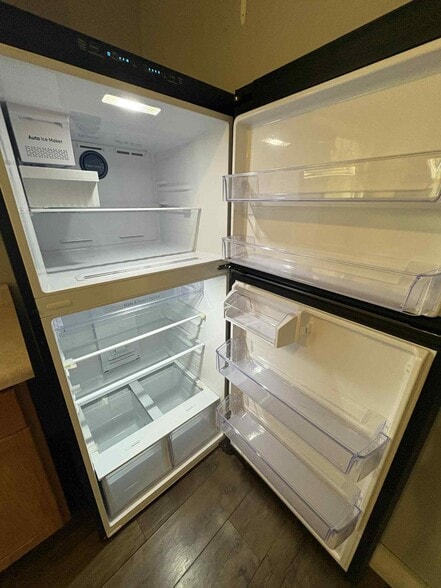 Building Photo - 945 W 9th St