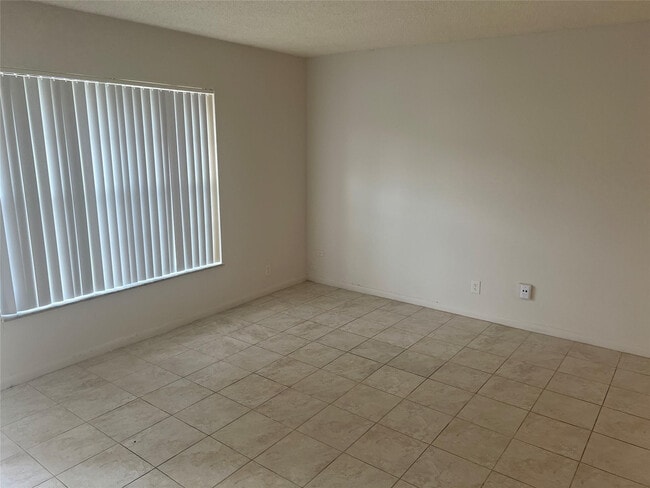 Building Photo - 6548 SW 41st St