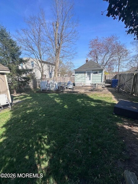 Building Photo - 402 Maple Dr