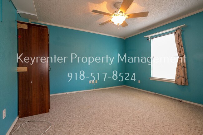 Building Photo - Charming 3 bedroom home with cozy fireplace and 2 car garage!! Price drop!