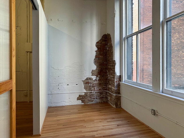 Building Photo - 945 Liberty Ave