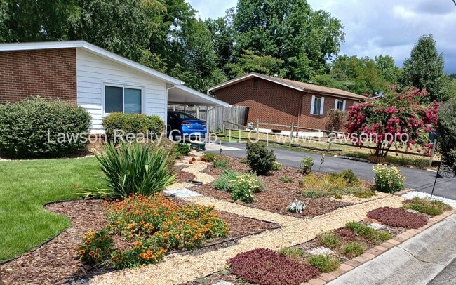 Building Photo - Charming Brick Ranch with Beautifully Land...