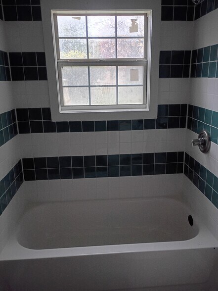 Building Photo - 613 Brook Dr